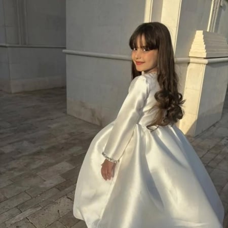 فستان أوف وايت بتصميم مميز