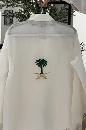 قميص اليوم الوطني بتطريز السيفين والنخله