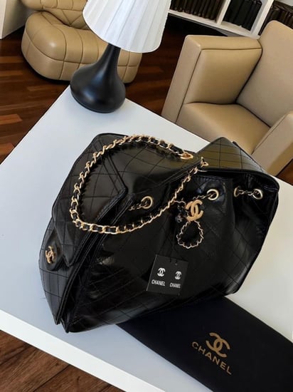 حقيبة شانيل السوداء: أناقة كلاسيكية وفخامة لا تُضاهى