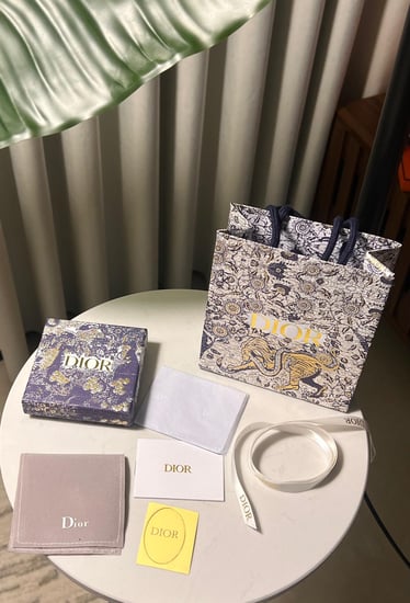 حلق  Dior وردي - ازرق