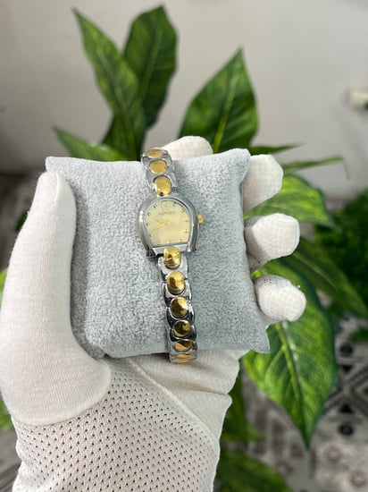 ساعة أقنر نسائي