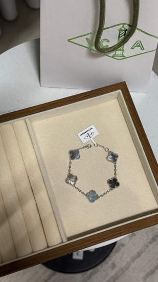 اسوارة van cleef معدن فضي - فيروزي