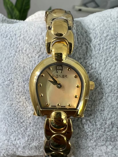 ساعة أقنر نسائي