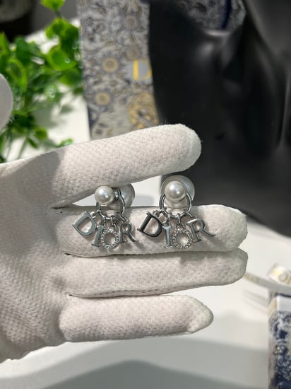 حلق Dior فضي