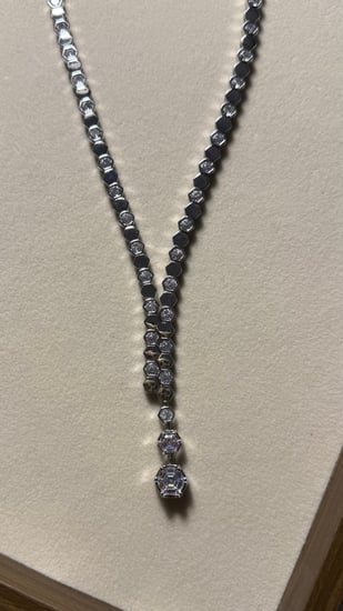 سلسال مع حلق شوميه - شكل خلية - لون  فضي