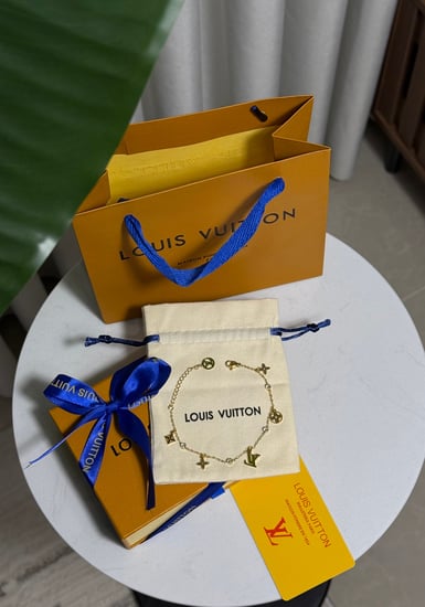 اسوارة LOUIS VUITTON ذهبي