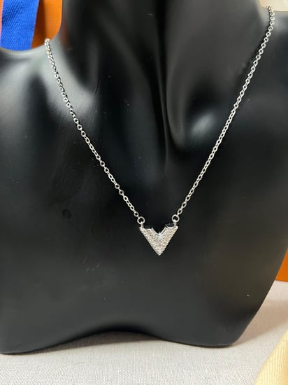 سلسال LOUIS VUITTON ذهبي
