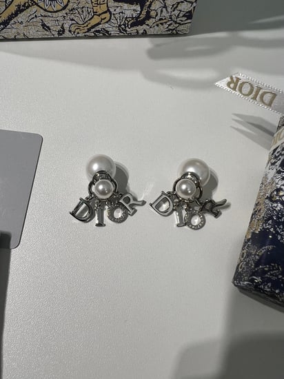 حلق Dior فضي