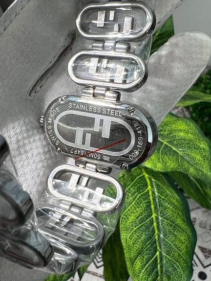 ساعة فندي نسائي