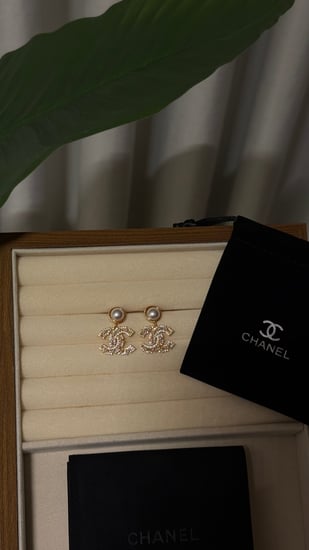 حلق CHANEL ذهبي
