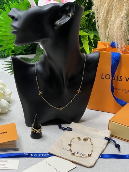 طقم لويس فيتون