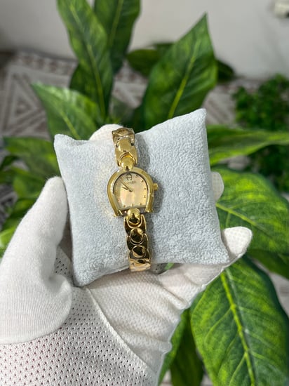 ساعة أقنر نسائي