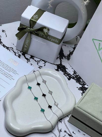 أسوارة  Van cleef فضي  وردة