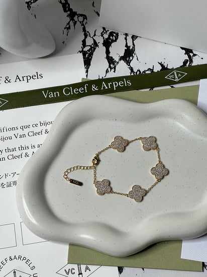 إسوارة Van cleef ذهبي