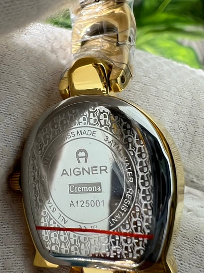 ساعة أقنر نسائي