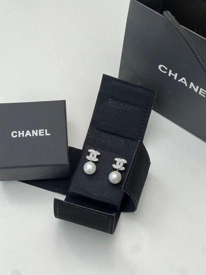 حلق CHANEL فضي