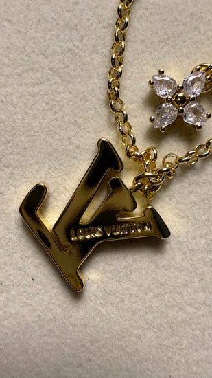 سلسال LOUIS VUITTON ذهبي