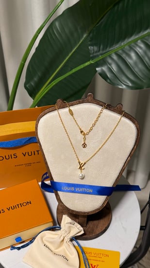 سلسال LOUIS VUITTON ذهبي