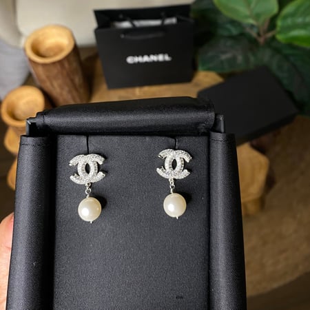 حلق CHANEL فضي