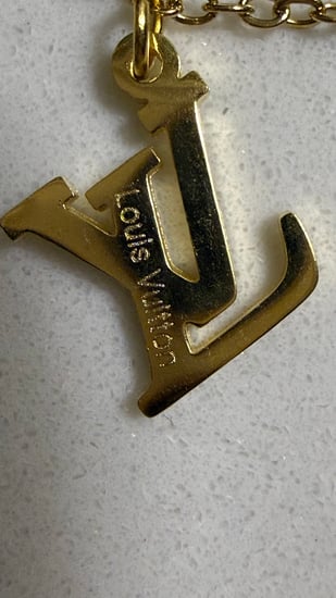 اسوارة LOUIS VUITTON ذهبي