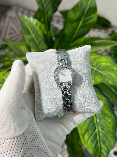 ساعة أقنر نسائي