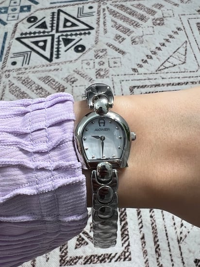 ساعة أقنر نسائي