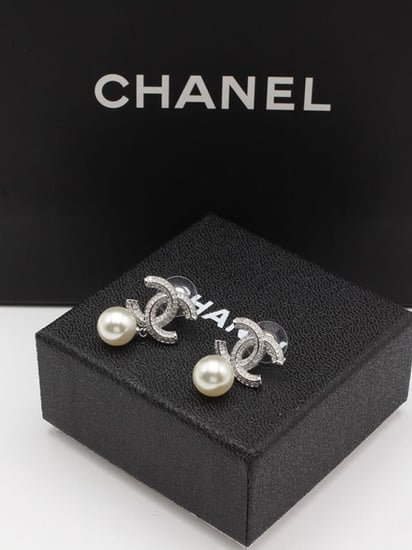 حلق CHANEL فضي