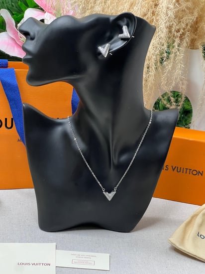 سلسال LOUIS VUITTON ذهبي