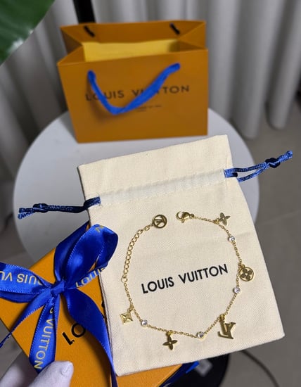 اسوارة LOUIS VUITTON ذهبي