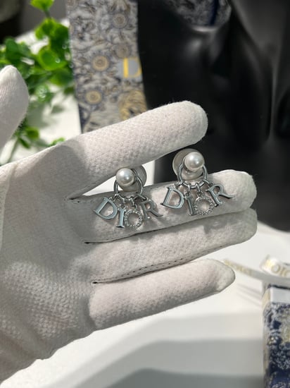 حلق Dior فضي