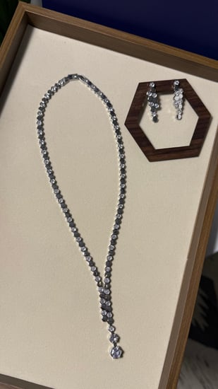 سلسال مع حلق شوميه - شكل خلية - لون  فضي