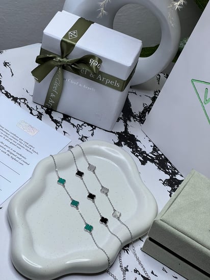 أسوارة  Van cleef فضي  وردة