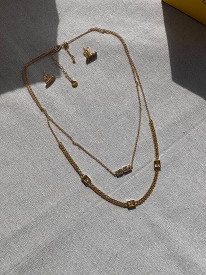 سلسال مع حلق FENDI معدن ذهبي