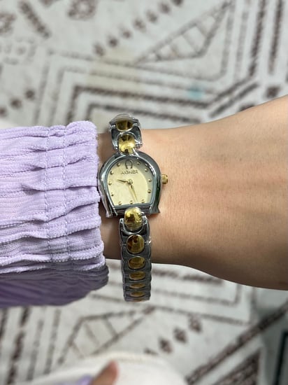 ساعة أقنر نسائي