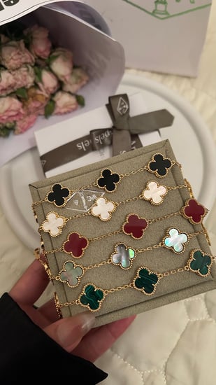 أسوارة Van cleef ذهبي ملون