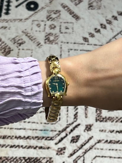 ساعة أقنر نسائي