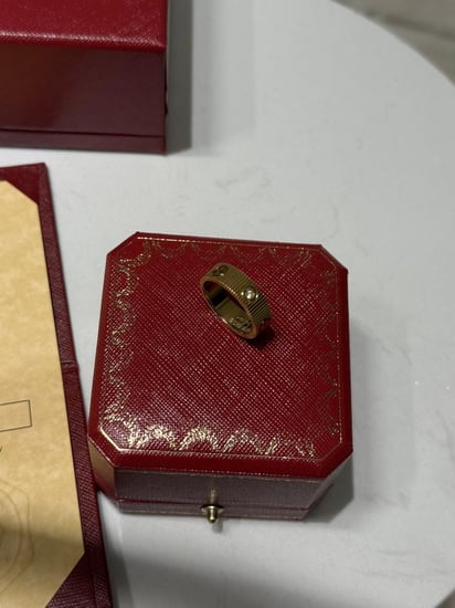 خاتم cartier ذهبي بفصوص