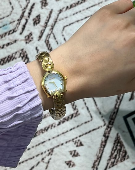 ساعة أقنر نسائي