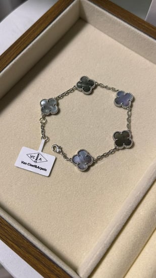 اسوارة van cleef معدن فضي - فيروزي
