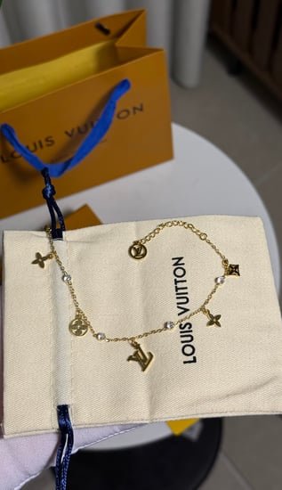 اسوارة LOUIS VUITTON ذهبي