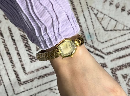 ساعة أقنر نسائي