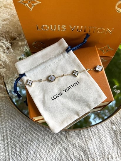 إسوارة LOUIS VUITTON معدن ذهبي لؤلؤي