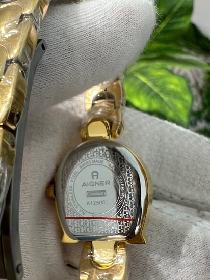 ساعة أقنر نسائي