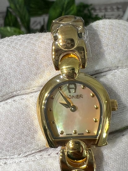 ساعة أقنر نسائي