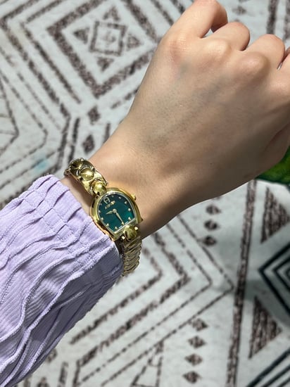 ساعة أقنر نسائي