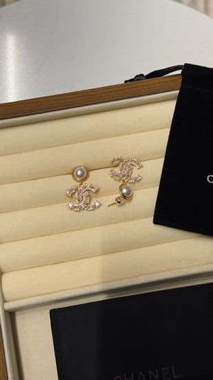 حلق CHANEL ذهبي