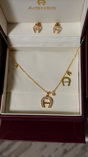 سلسال مع حلق AIGNER معدن ذهبي