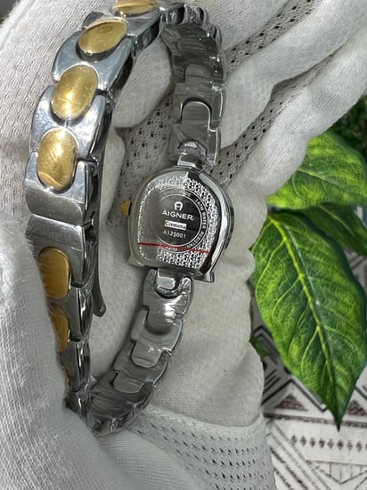 ساعة أقنر نسائي