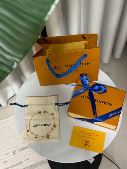 اسوارة LOUIS VUITTON ذهبي
