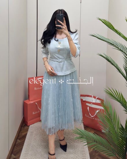 صورة مقربة لجزء الصدر من فستان الجنت بالأزرار والحزام